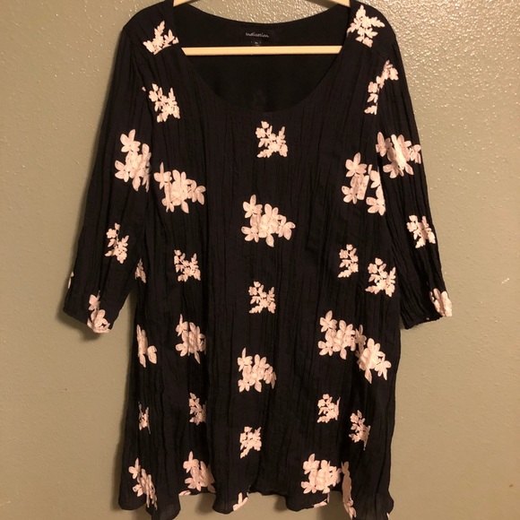 indication Dresses & Skirts - XL Black and Cream Floral Shift Dress